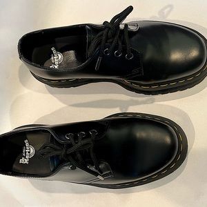 LN Dr. Martens smooth leather platform shoes. Size 38/M6/W7